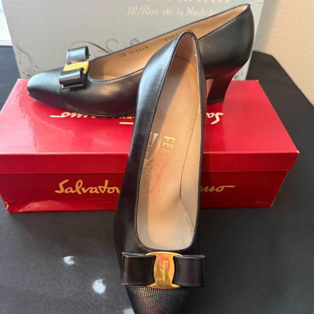 Vintage Ladies Salvatore Ferragamo, Vara Classic pumps